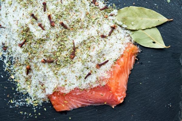 Salmón cubierto de sal, azúcar y hierbas