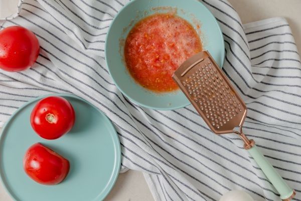 Tomate triturado con un rallador