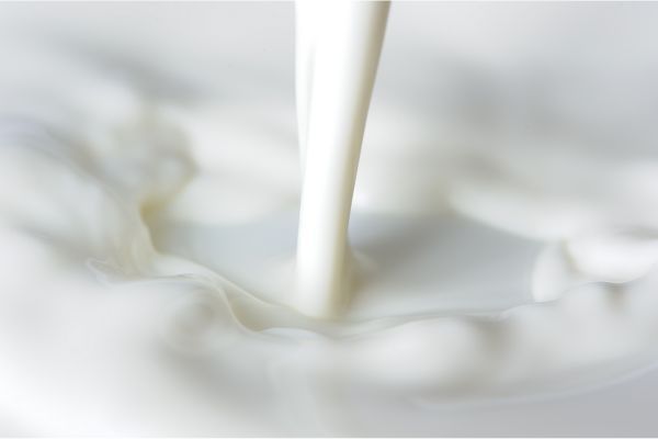 Leche vertiéndose