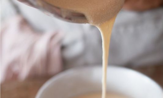 Masa vertiéndose en molde