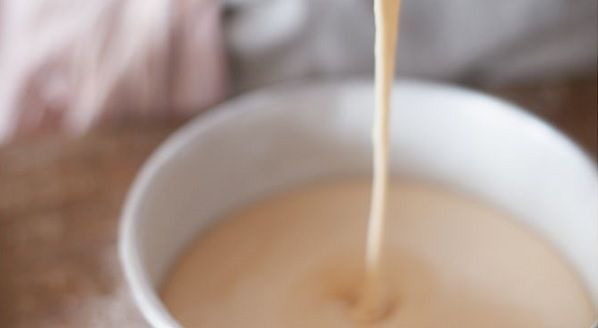Verter la mezcla de flan en los moldes