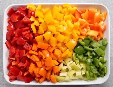 88439033-colorido-pimientos-picados-en-un-plato-de-cerámica-