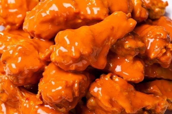 Alitas de pollo cubiertas de salta picante Buffalo