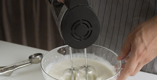 Chef batiendo nata para montar
