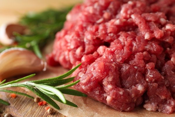 Carne picada de res sobre tabla de madera