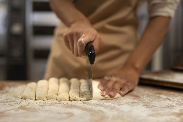 Chef cortando la masa