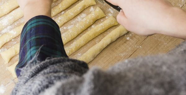 Chef haciendo cilindros de masa