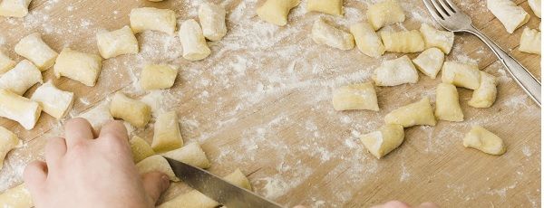 Chef cortando la masa en trozos pequeños