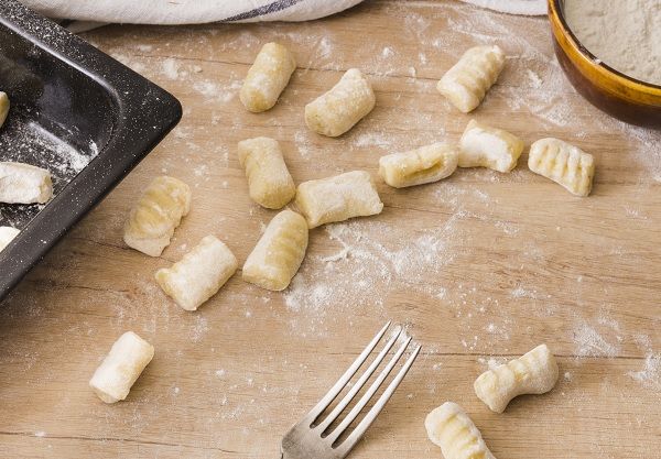 Gnocchi elaborándose con un tenedor