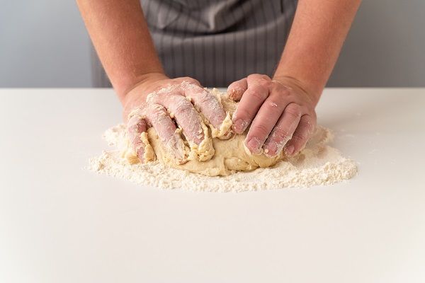 Masa de gnocci haciéndola un chef