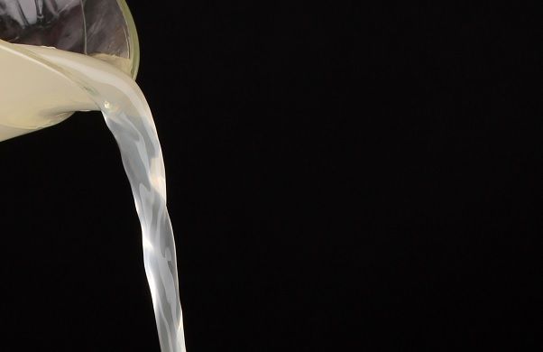 Jugo de limón vertiéndose