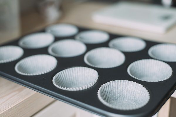 Bandeja con moldes vacíos para hacer magdalenas