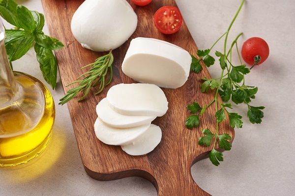 Mozzarella cortada sobre tabla de madera