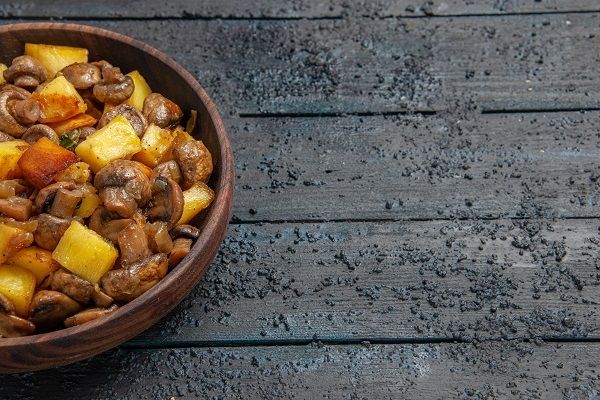 Plato de acompañamiento con patatas y champiñones