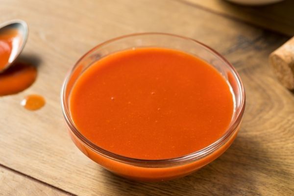Salsa picante Buffalo en tazón de cristal