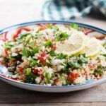 Ensalada Tabulé con tomate, perejil, cebolla, menta,...