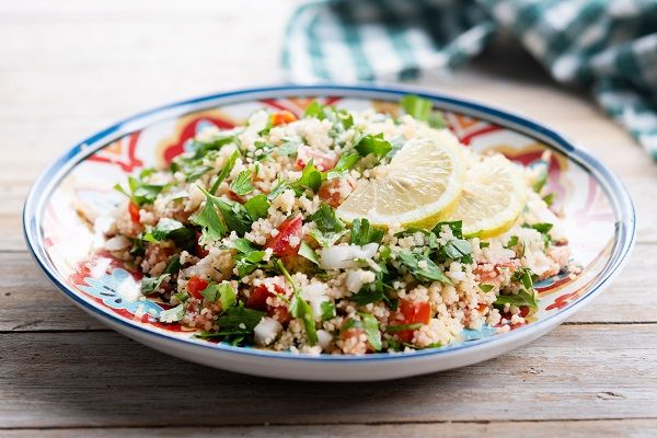 Ensalada Tabulé con tomate, perejil, cebolla, menta,...