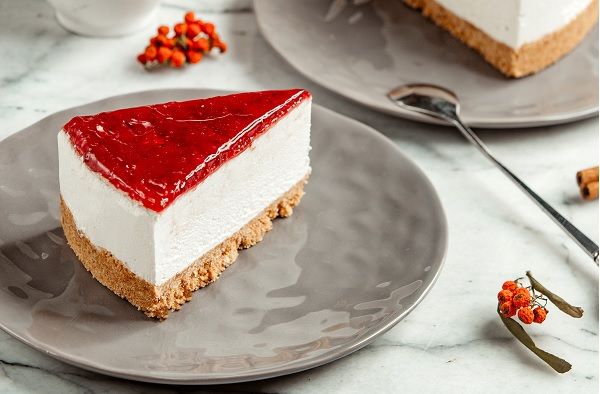 Tarta de queso Philadelphia presentada en bonito plato gris