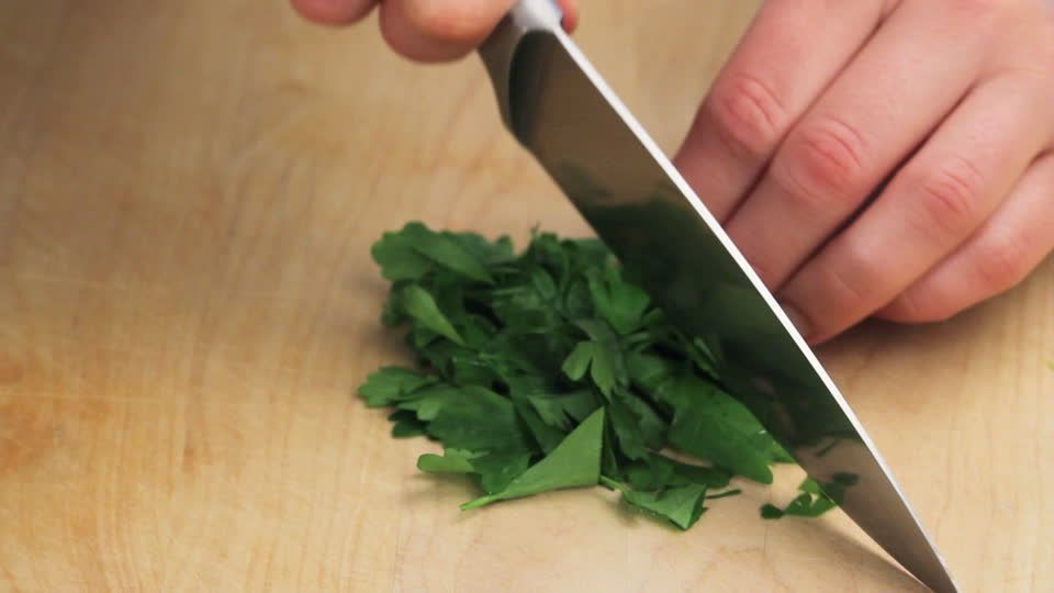 354642862-cilantro-perejil-desmenuzar-picar-ser-humano