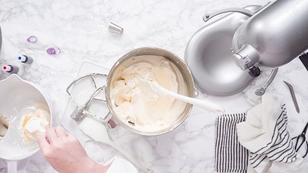 Batiendo la mezcla de buttercream sobre una mesa con más ingredientes