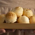 Chipá paraguaya tradicional presentada en bandeja de madera