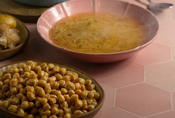 Cocido madrileño auténtico separado en garbanzos, carnes y sopa