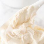 Crema de mantequilla o buttercream con cuchara