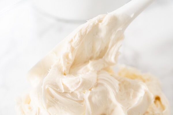 Crema de mantequilla o buttercream con cuchara