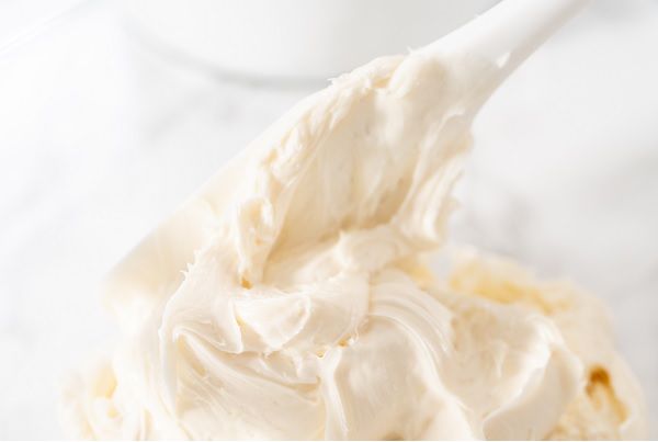 Crema de mantequilla o buttercream con cuchara