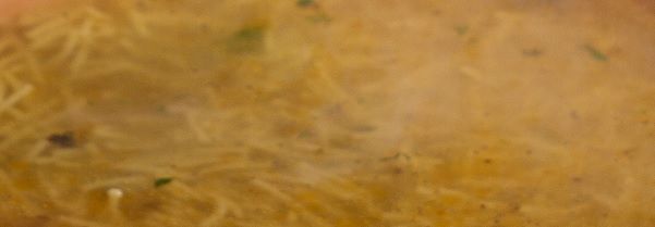 Fideos cociéndose en olla para el cocido madrileño