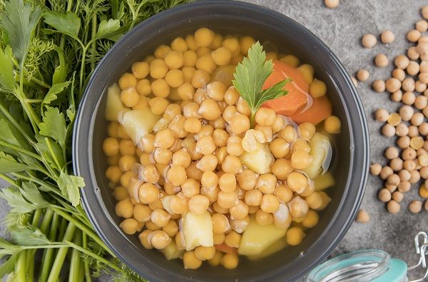Imagen de garbanzos y verduras en remojo