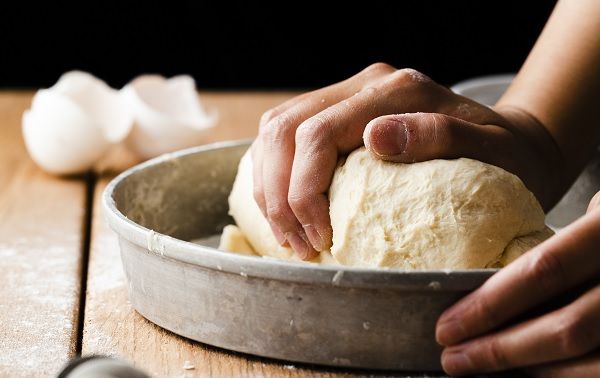 Chef haciendo masa para chipá paraguaya