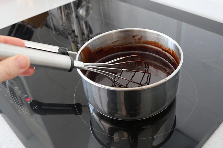 mezclar_ingredientes_sirope_chocolate