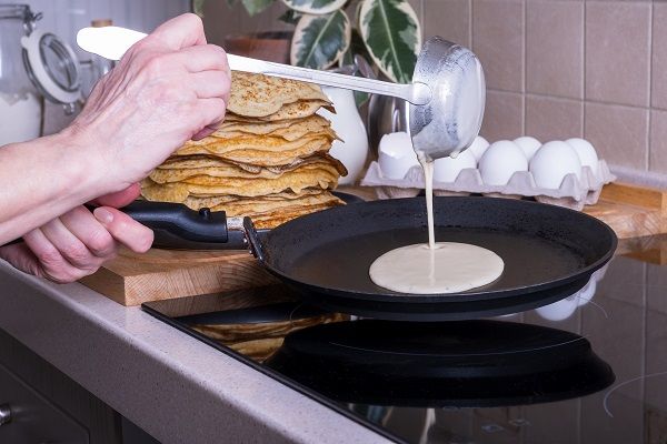 Vertemos con un cazo la masa de panquecas en la sartén