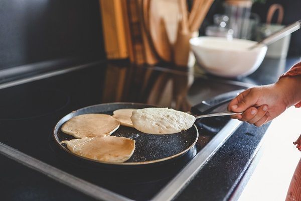 Cocinar panquecas en sartén