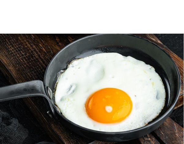 Huevo frito haciéndose en la sartén