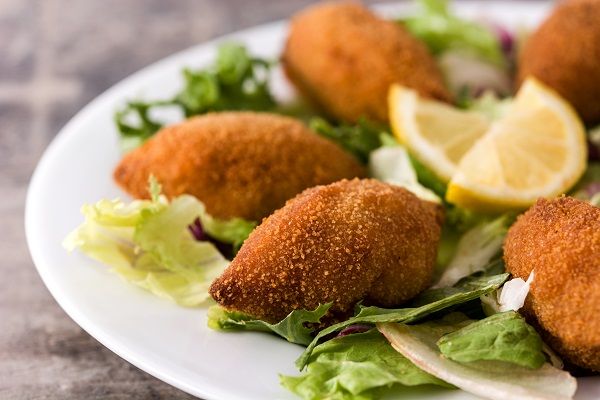 Mejillones tigre rellenos presentados en plato blanco