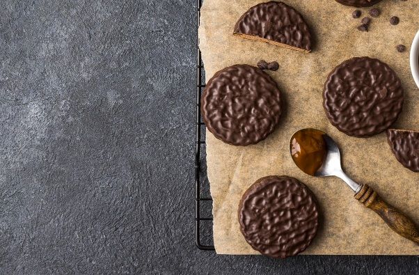 Moscovitas cubiertas con chocolate con cuchara al lado