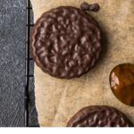 Moscovita con cuchara de chocolate al lado