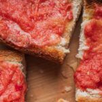 Tres rebanadas de Pan Tumaca recién hechas