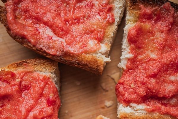 Tres rebanadas de Pan Tumaca recién hechas