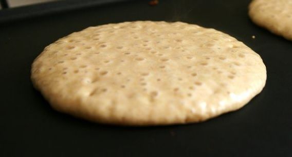 Panquecas haciéndose en la sartén