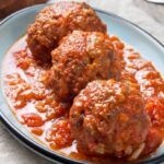 Albóndigas con tomate de la abuela presentadas en plato de tapa