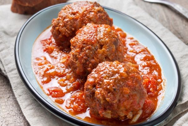 Albóndigas con tomate de la abuela presentadas en plato de tapa