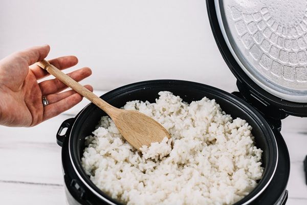Chef cocinando arroz blanco