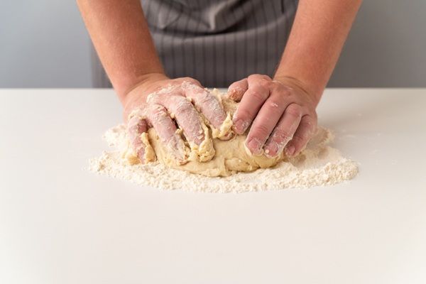 Chef amasando la masa