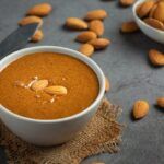 Crema de almendras presentada en bol blanco