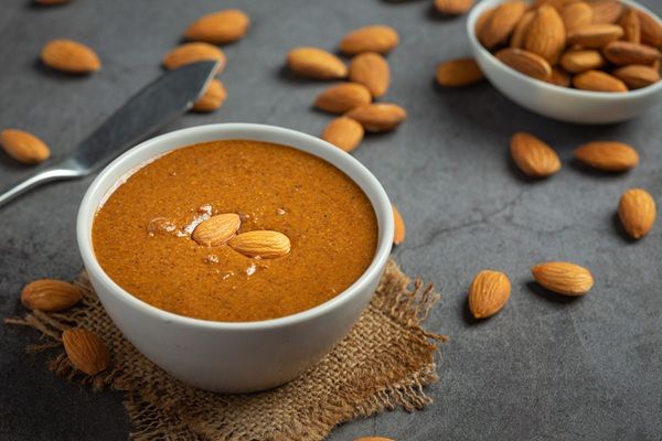 Crema de almendras presentada en bol blanco