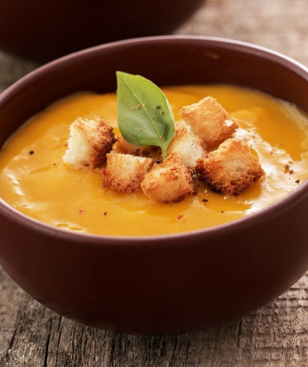 Crema calabaza cremosa casera presentada en cuenco con picatostes