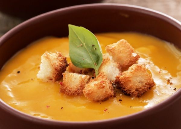 Crema calabaza cremosa casera presentada en cuenco con picatostes primer plano